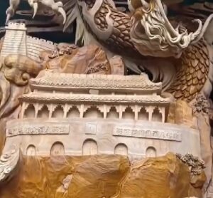 Kocaman ağaç kütüğünü sanat eserine çevirdiler. Ahşap oyma, eski zamanlardan beri kullanılan bir sanattır. Ahşabın doğal yumuşaklığı olduğu için, ahşap oyma işlemi için uygun bir malzemedir.