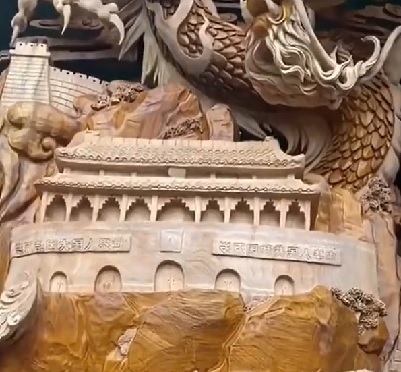 Kocaman ağaç kütüğünü sanat eserine çevirdiler. Ahşap oyma, eski zamanlardan beri kullanılan bir sanattır. Ahşabın doğal yumuşaklığı olduğu için, ahşap oyma işlemi için uygun bir malzemedir.