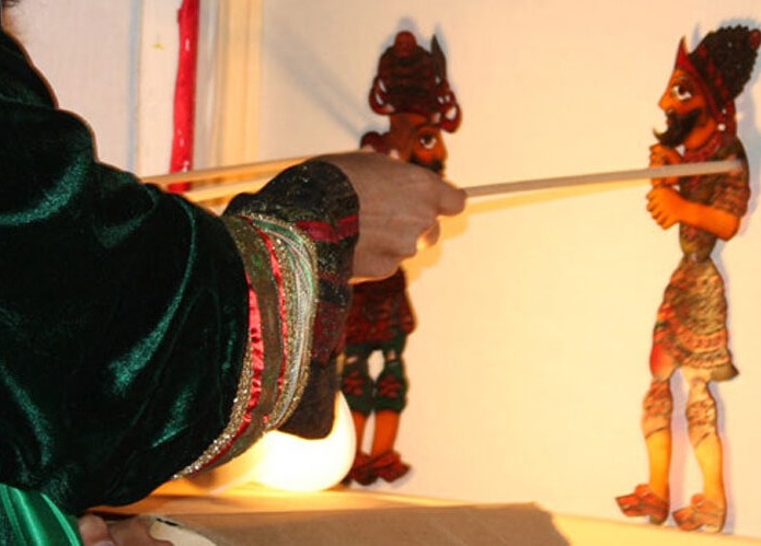 Orhan Gazi döneminde Bursa Ulu Cami inşaatında çalıştıkları ve nükteli konuşmalarından dolayı diğer çalışanları etraflarına toplayarak inşaatın aksamasına neden oldukları rivayet edilir.