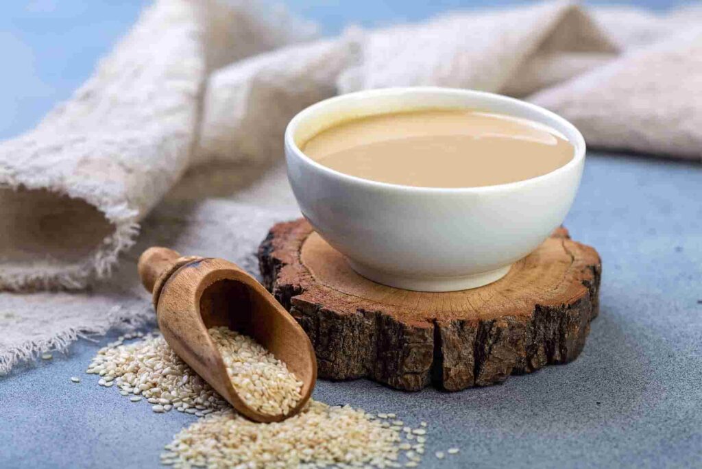 Protein kaynağıdır: Tahin, yüksek miktarda protein içerir. Bu nedenle, tahin, vücudun ihtiyacı olan amino asitleri sağlar. Bu, vücuttaki kasların ve dokuların büyümesi ve onarılması için gereklidir.