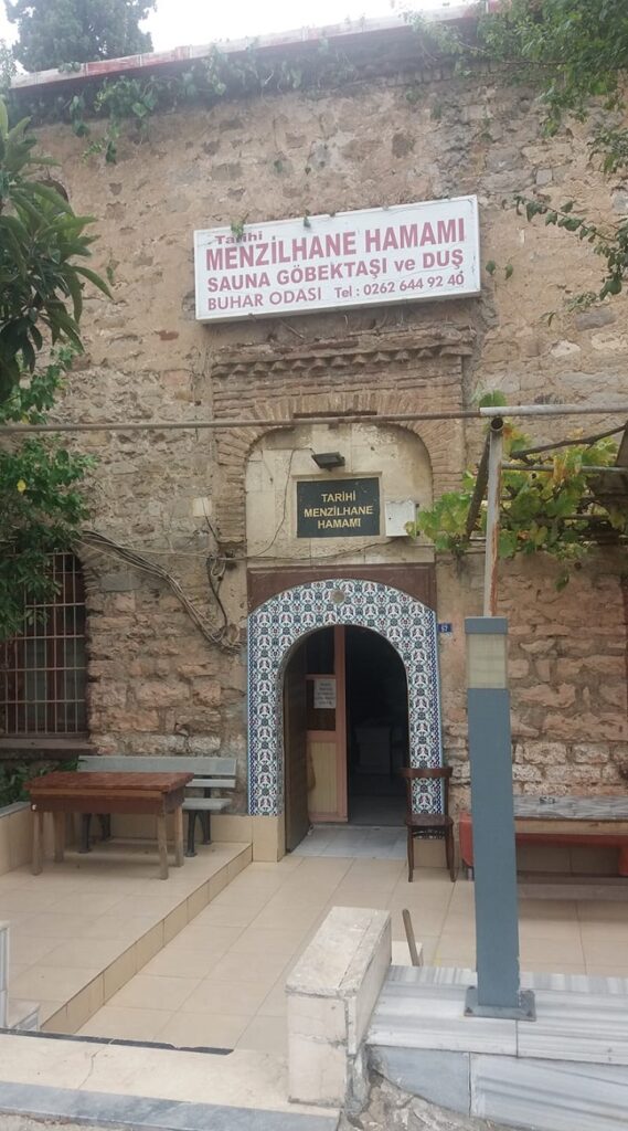 Hamamda ücretsiz havlu hizmetleri vardır. Sabun, şampuan, iç çamaşırı gibi ürünleri ücret karşılığı temin edebilirsiniz. Ücret karşılığı kese ve masaj yaptırabilirsiniz.